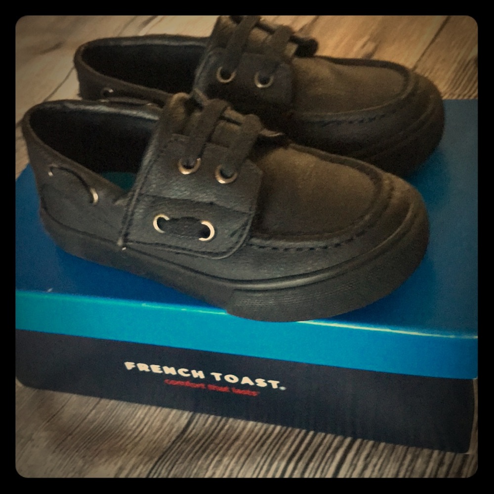 Black boat shoes size 9
